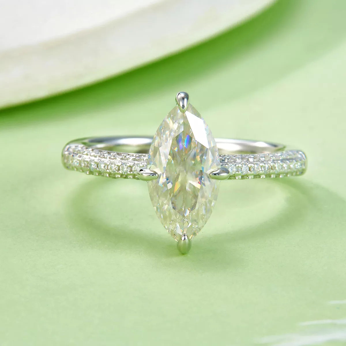 Close-up of the polished platinum-plated band on a 925 silver ring.