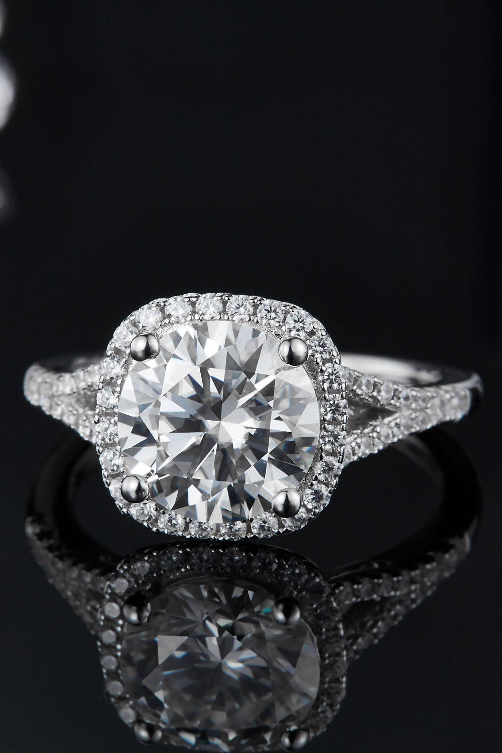 A 3-carat D color VVS1 moissanite center stone surrounded by a zircon halo on a platinum-plated 925 sterling silver band.