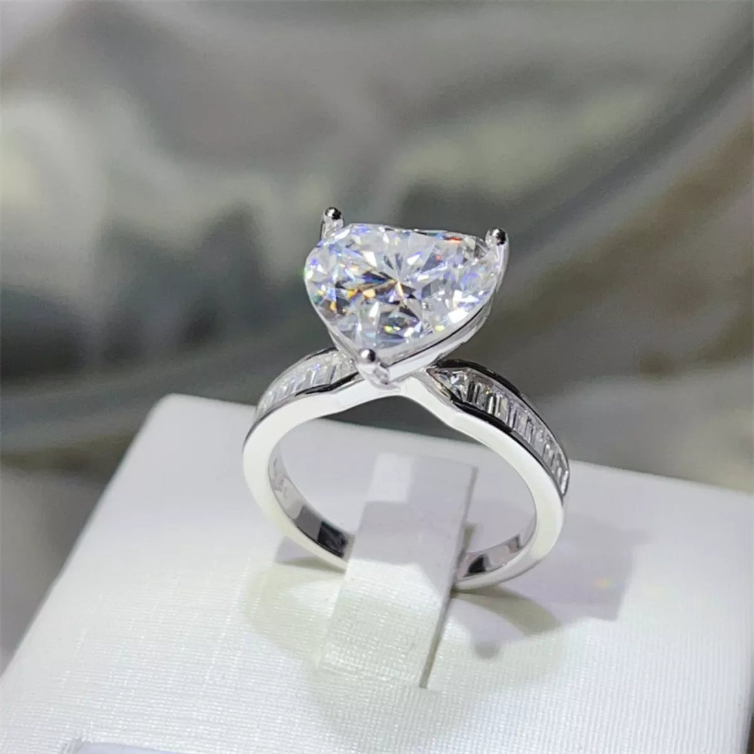 5 carat moissanite heart ring in a platinum-plated 925 sterling silver setting.