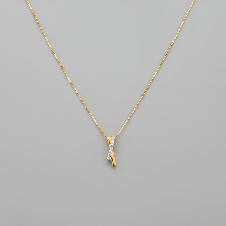 Sparkling 925 sterling silver zircon necklace featuring a clear pendant stone.